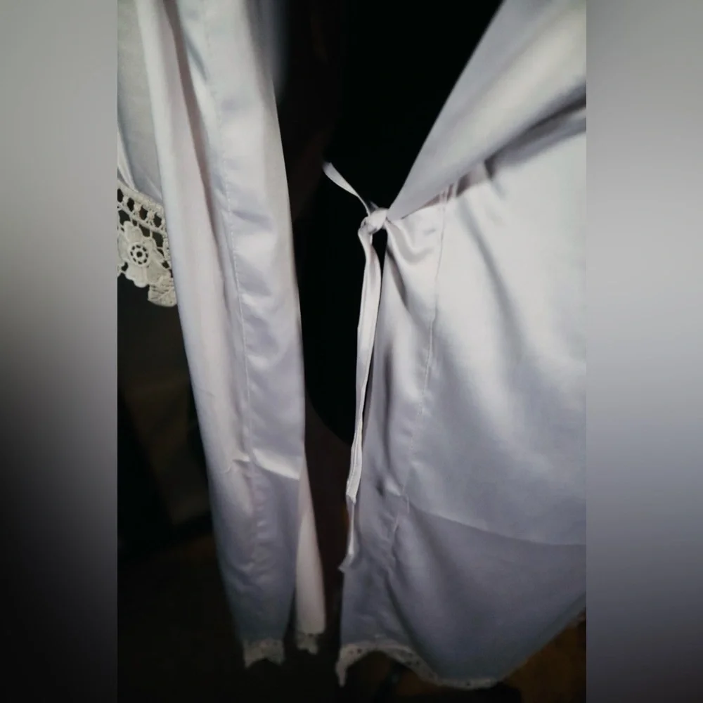 Beautiful Pale Lavender Grey Robe - Picture 5 of 7